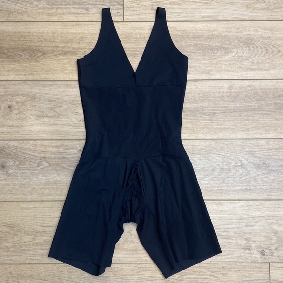 Leonisa | Undetectable Mid Thigh Body Shaper‎ | Firm Compression Shapewear - Picture 6 of 13